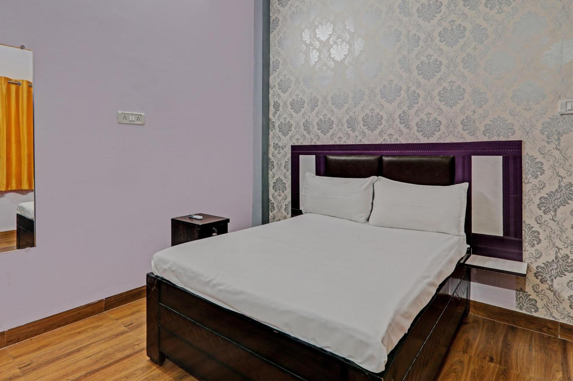 Oyo Hotel Crown Lucknow Exterior photo