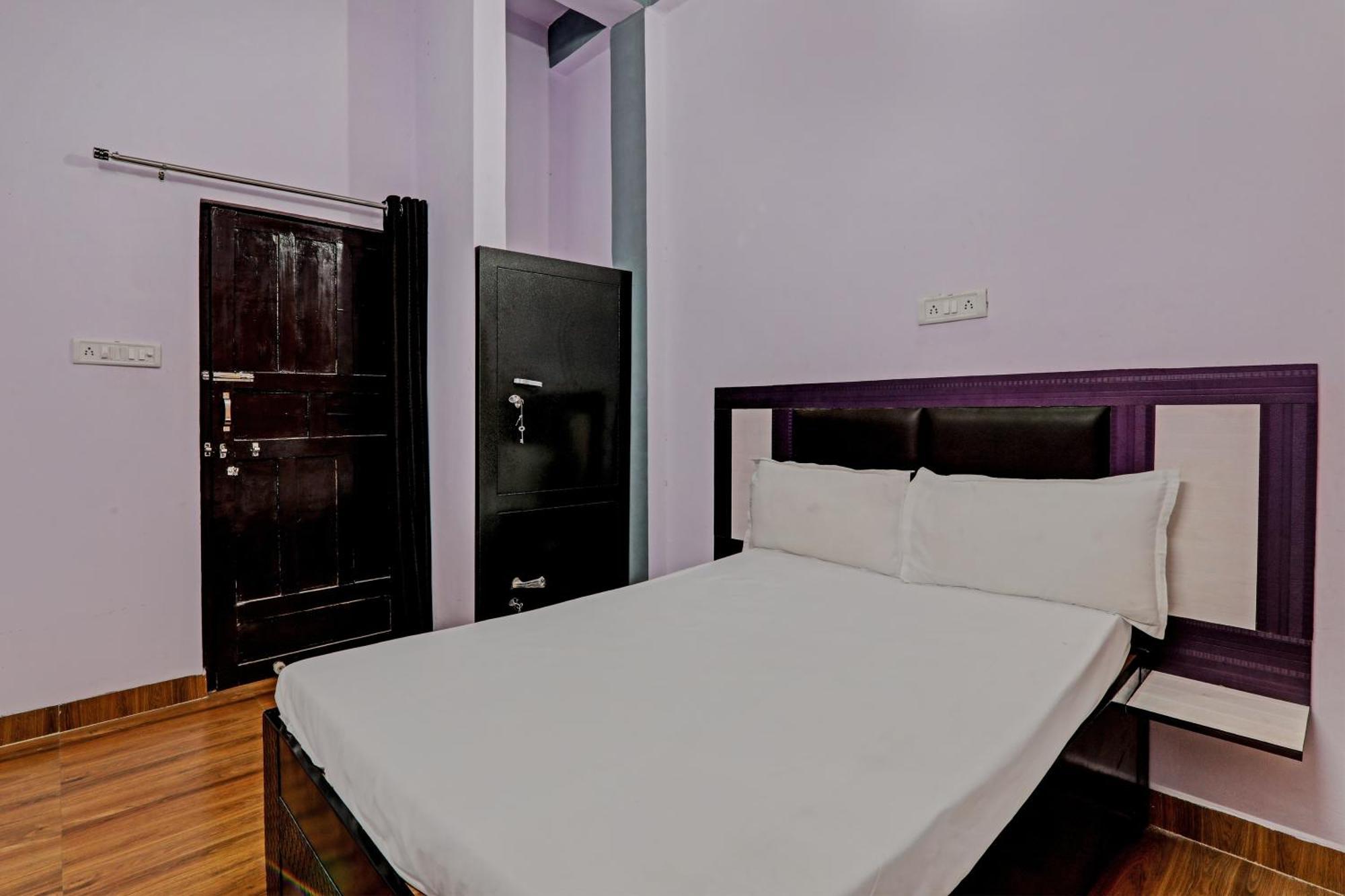 Oyo Hotel Crown Lucknow Exterior photo